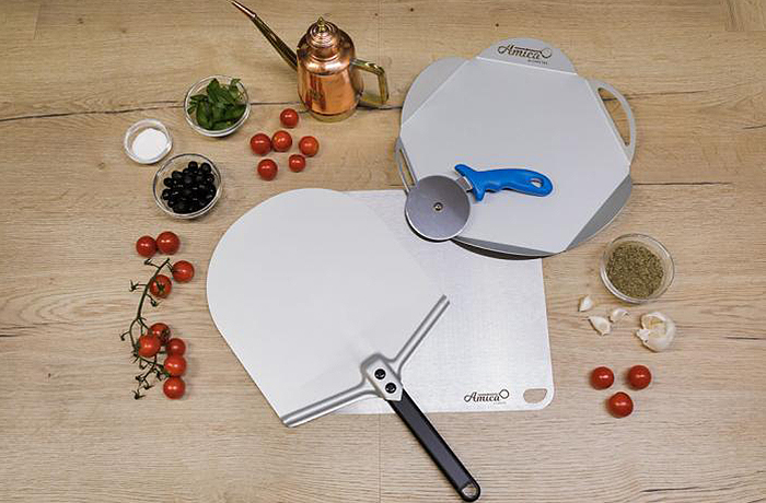 A Casa Mia Kit: Pizza Peel 33cm, Tray 33cm and Pizza cutter blade 10cm