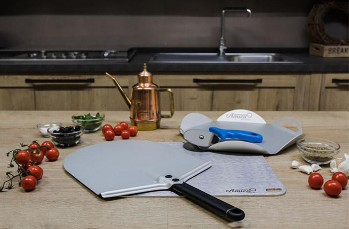 A Casa Mia Kit: Pizza Peel 33cm, Tray 33cm and Pizza cutter blade 10cm