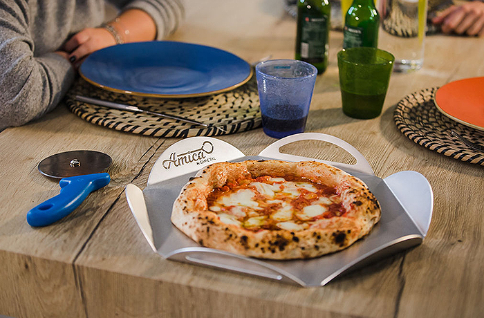 A Casa Mia Kit: Pizza Peel 33cm, Tray 33cm and Pizza cutter blade 10cm