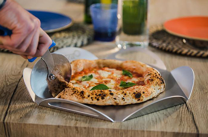 A Casa Mia Kit: Pizza Peel 33cm, Tray 33cm and Pizza cutter blade 10cm